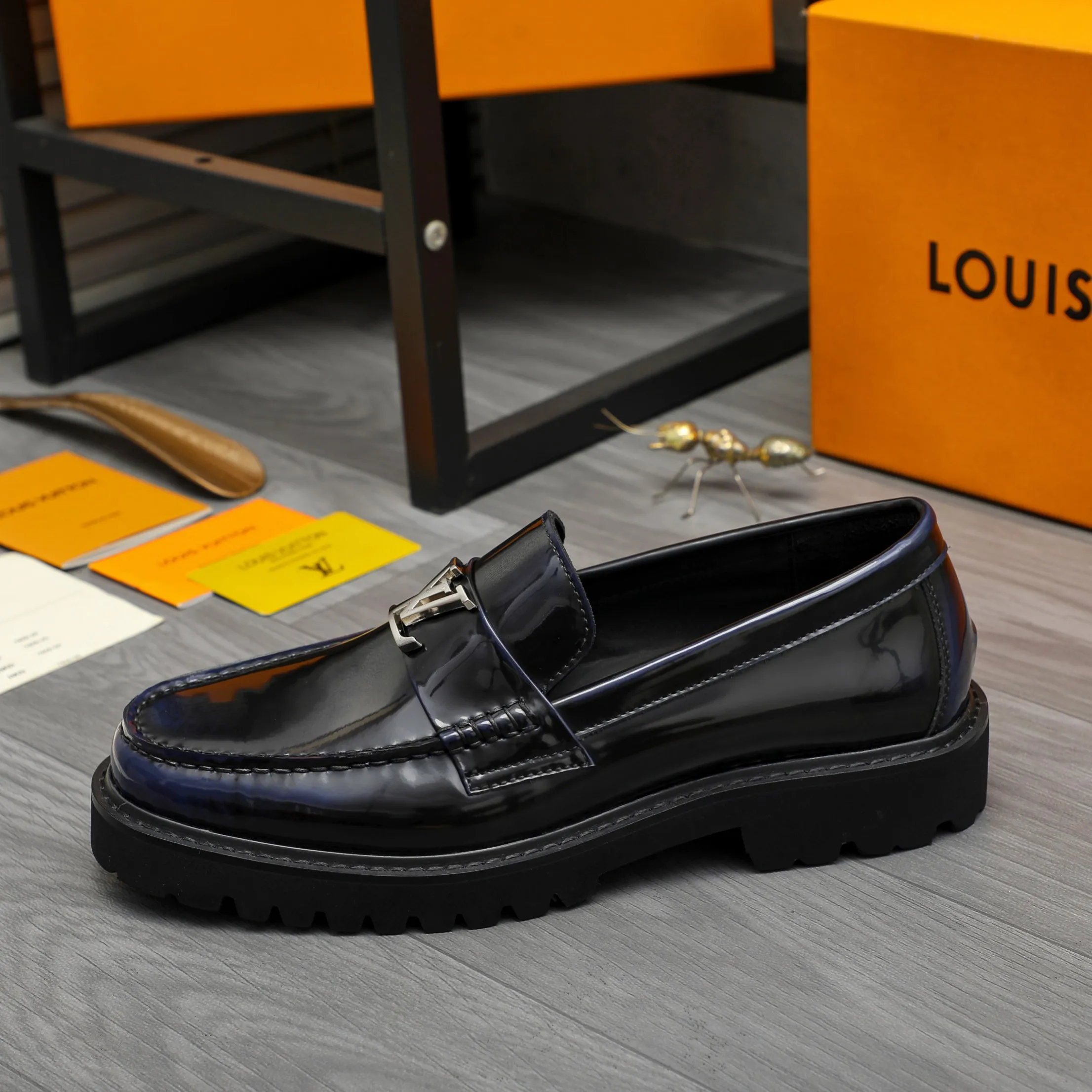 Men's shoes 💰p480 Product trademark: LV (Louis Vuitton) business slip-on leather shoes Regular size: 38-45 (45 is custom-made and non-returnable) Product materials: Selected high-quality color-brushed cowhide upper, cowhide lining, original rubber outsole